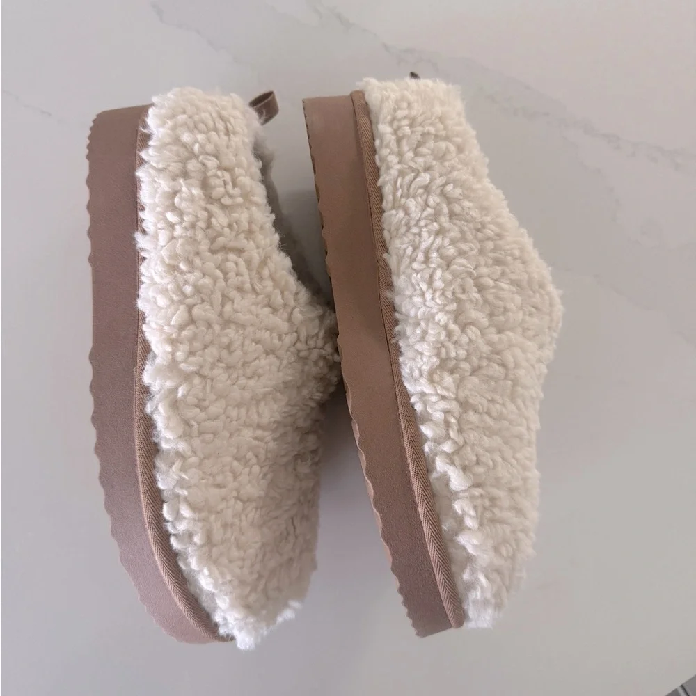 Slippers - Picture 3 of 5